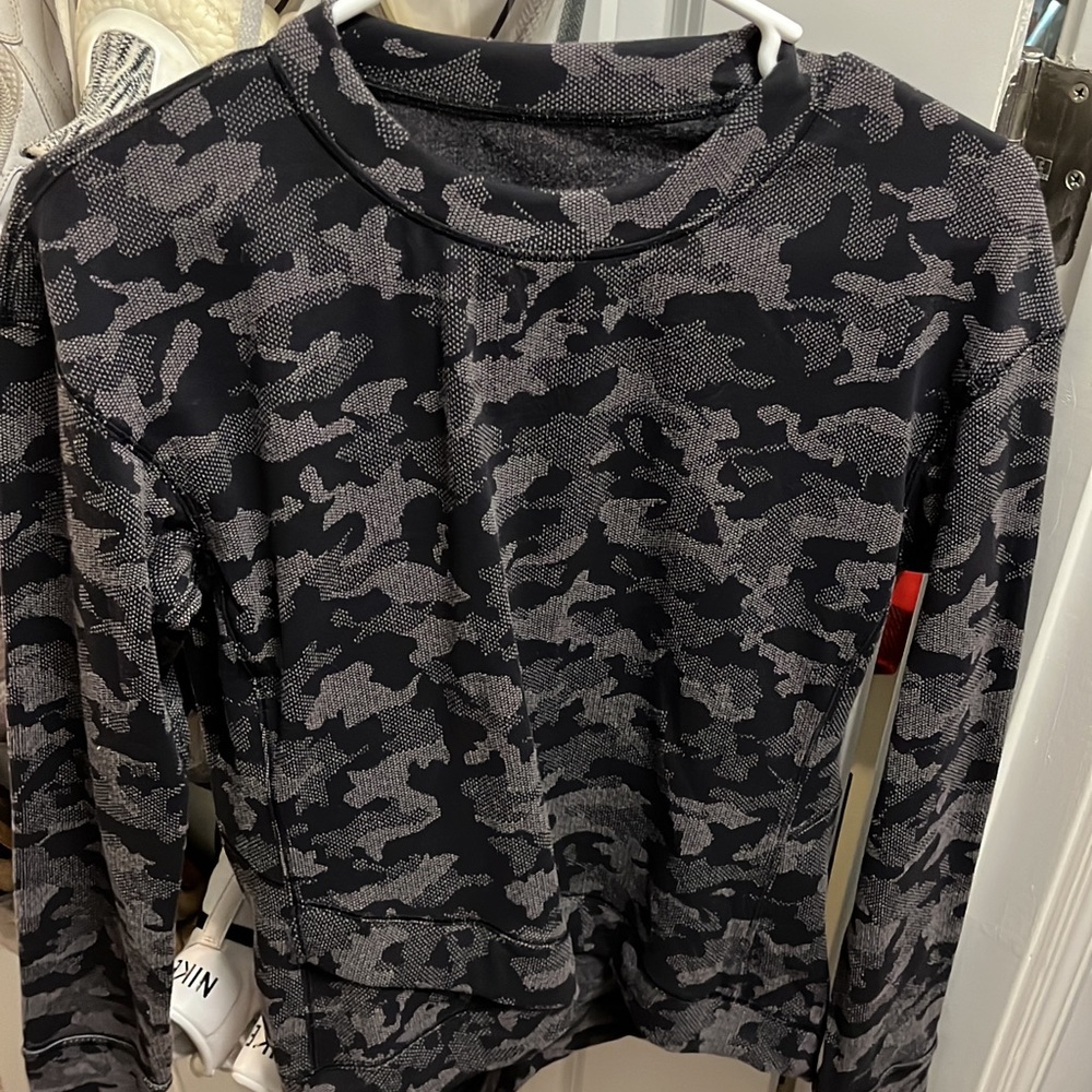 black & gray lululemon long sleeve! warm inside & thumb holes! nwot!